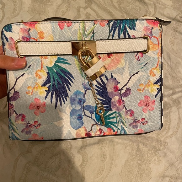 Call it spring purse - Picture 8 of 8